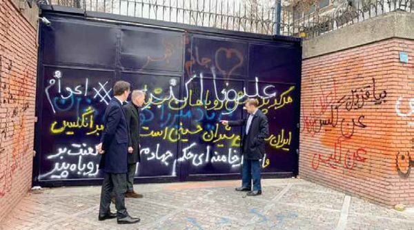 نه غربی، نه غربی! نه غربی، نه غربی!