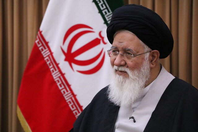دشمنان نظام و اسلام با علم کردن موضوعی و عملیات روانی می&zwnj;خواهند یکی از مسئولان را کنار بزنند و بر شما مردم مسلط شوند