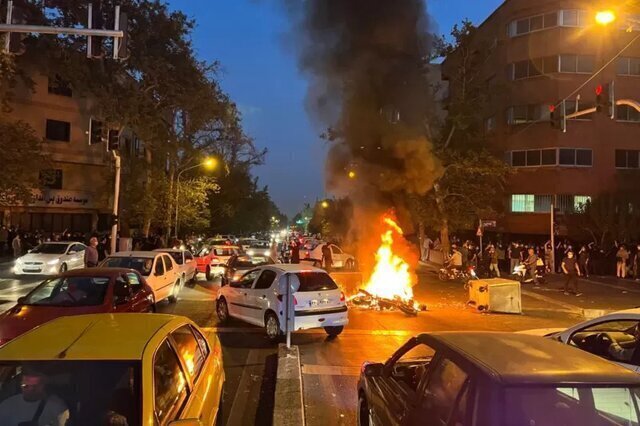 فرماندار: در جریان ۳ روز ناآرامی در سمیرم، نیروی انتظامی و سپاه از مرکز درخواست نیروی کمکی کردند / اغتشاشگران ماشین امام جمعه شهر را از داخل دفتر او بیرون کشیدند و آتش زدند / چگونگی کشته شدن ۳ معترض با گلوله جنگی، در دست بررسی است فرماندار: در جریان ۳ روز ناآرامی در سمیرم، نیروی انتظامی و سپاه از مرکز درخواست نیروی کمکی کردند / اغتشاشگران ماشین امام جمعه شهر را از داخل دفتر او بیرون کشیدند و آتش زدند / چگونگی کشته شدن ۳ معترض با گلوله جنگی، در دست بررسی است