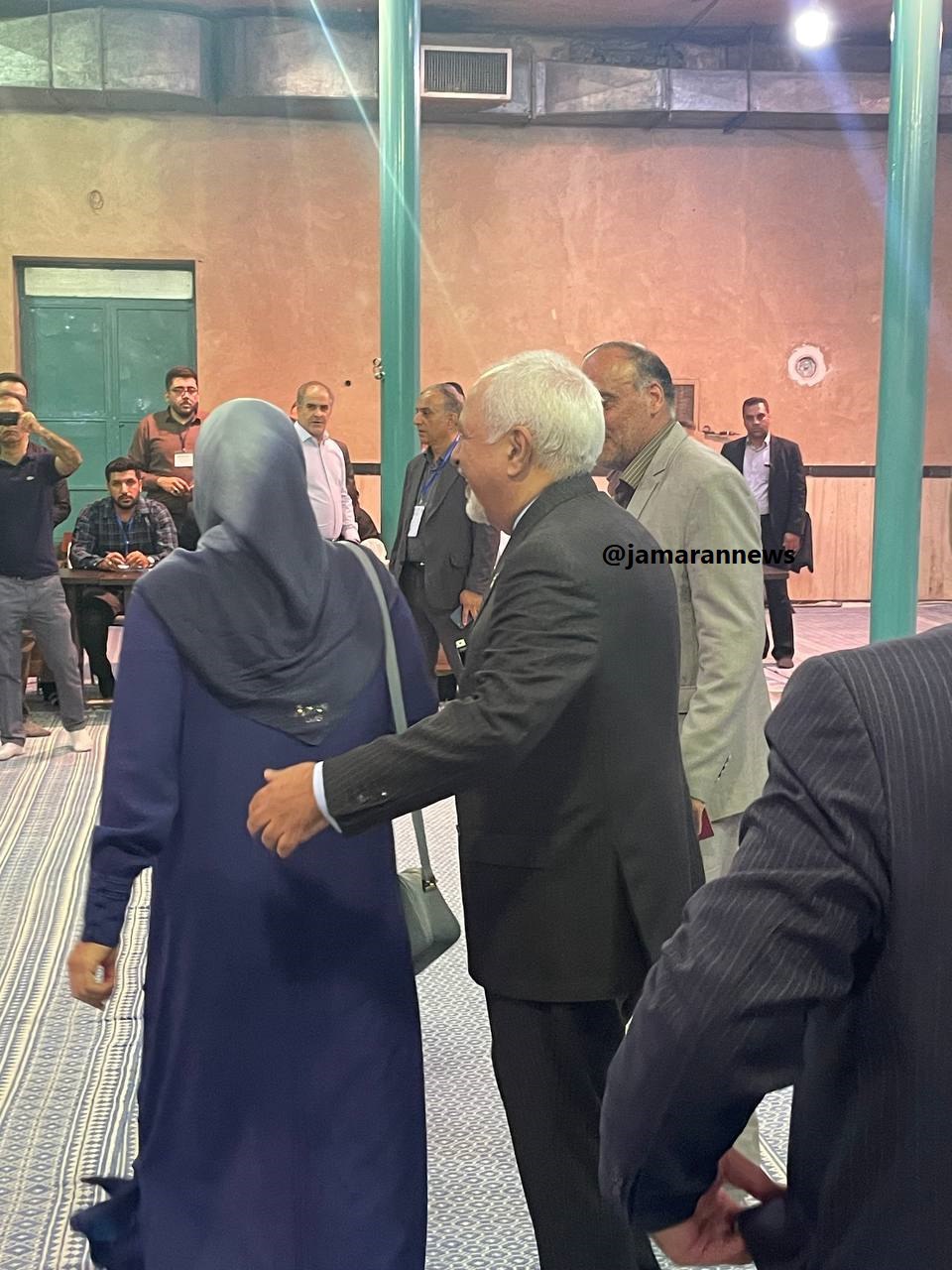 ظریف و همسرش رای خود را به صندوق انداختند