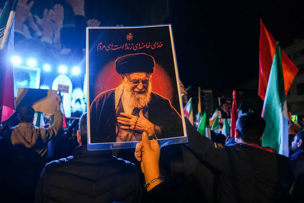 آیین وداع با پیکر مطهر رهبر شهید انقلاب از ساعت ۶ صبح روز ۱۳ تیرماه آغاز و تا ساعت ۲۰ روز ۱۴ تیر ادامه خواهد داشت